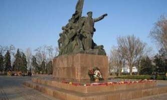 11 ноября 1946 года в Николаеве установлен памятник Ольшанского