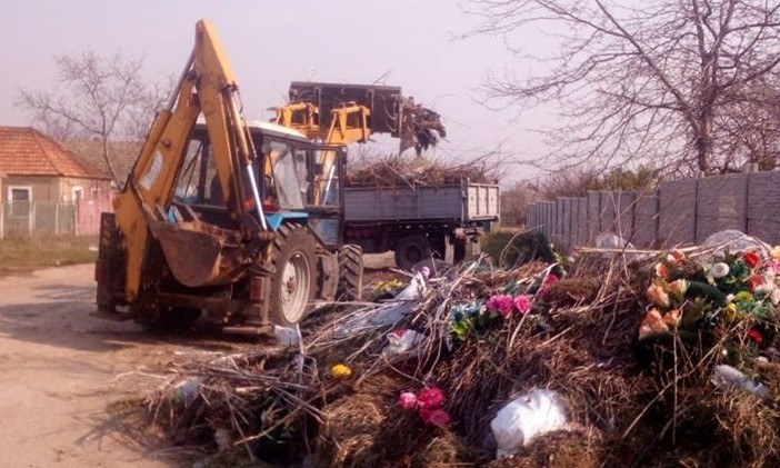 Николаевское кладбище забросали мусором 