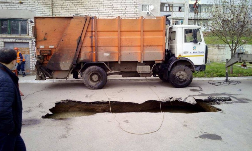 В Корабельном районе Николаева мусоровоз провалился под асфальт