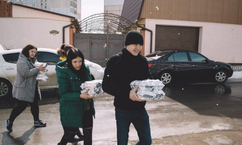 Молодежь Николаева накормила бездомных граждан