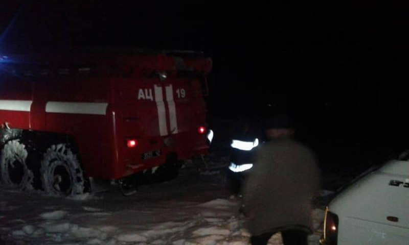 Этой ночью николаевские спасатели вытаскивали автомобили из снежных заносов