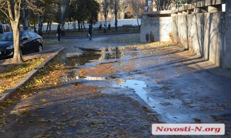 В Николаеве снова текут зловонные реки – авария канализационных сетей