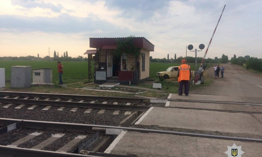 В Веселиновском районе на переезде под поезд попала женщина и погибла, также скончался помощник машиниста