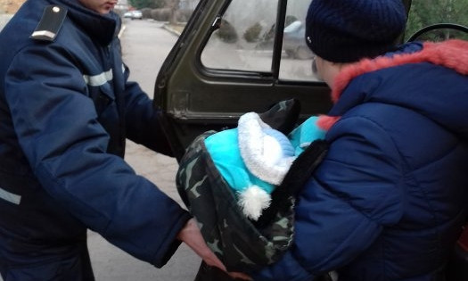 На Николаевщине пассажиры, среди которых был младенец, стали заложниками увязшего в грязи автомобиля
