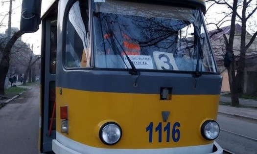 В николаевском трамвае водитель вытолкала девушку из-за маски