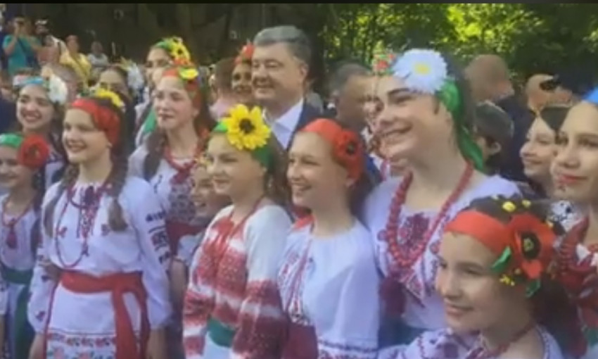 Совершая небольшую прогулку по Николаеву, Петр Порошенко пообщался с горожанами и сказал: «Дети – это будущее Украины!»