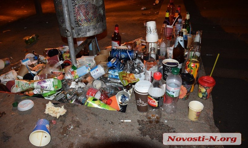 В Николаеве после праздничного концерта зрители после себя оставили горы мусора