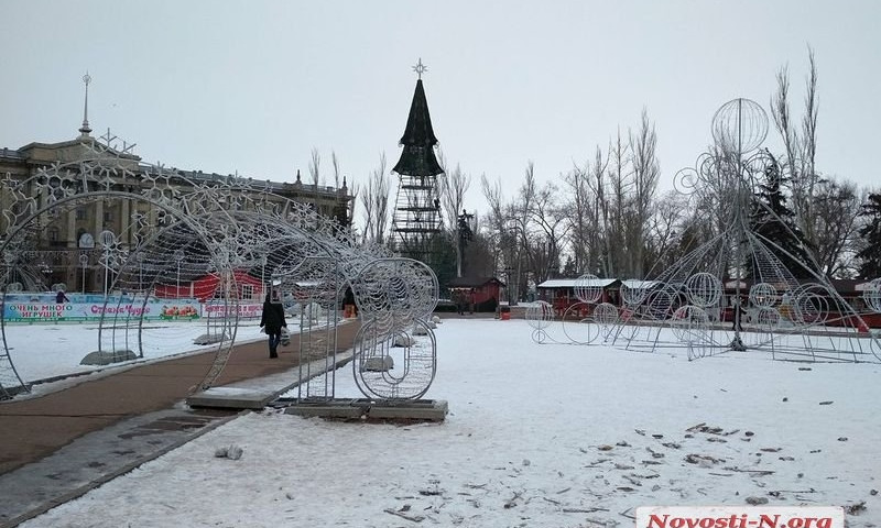 С Соборной площади Николаева убирают новогоднюю елку