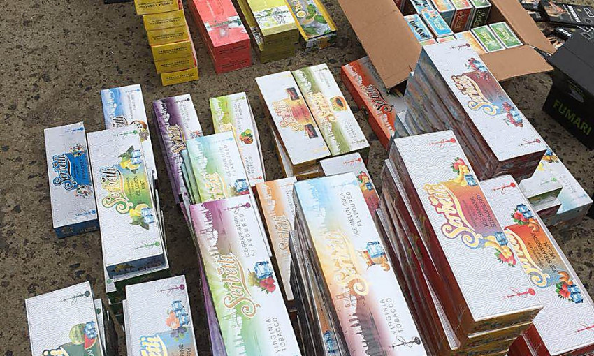 В одном из николаевских гаражей правоохранители  изъяли контрабандный табак для кальяна на сумму более 400 тысяч гривен 