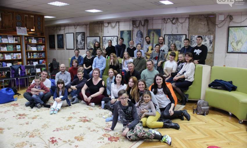По случаю Дня украинской письменности и поэзии николаевцы провели квартирник «Под гитару с чаем»