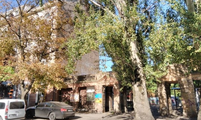 «Пелипас взял и снес эту байду»: Архитекторы советуют избавится от декоративной арки на Потемкинской для новой пристройки здания