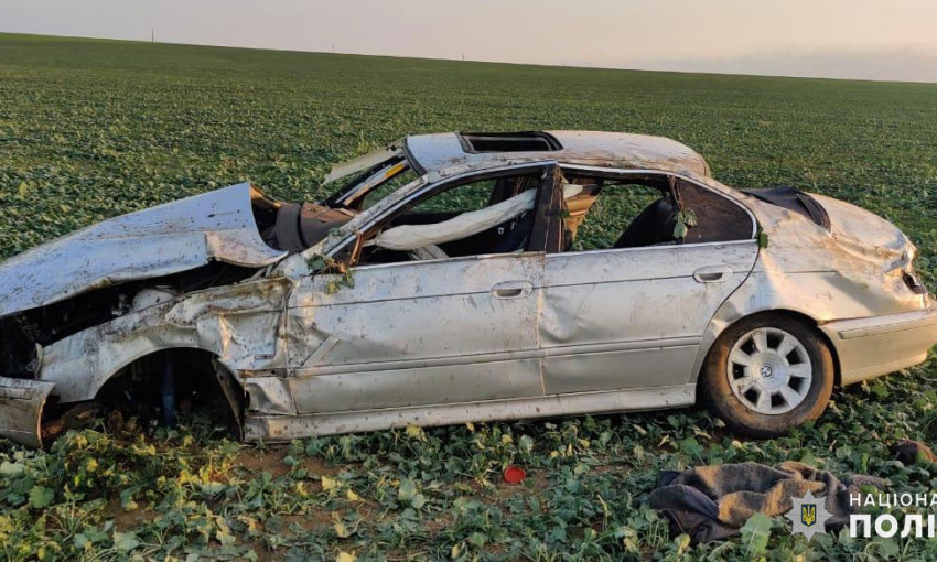 На Николаевщине БМВ вылетел с дороги и перевернулся, водитель скончался