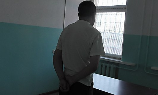 Суд арестовал николаевца, который изнасиловал в подъезде несовершеннолетнюю девушку