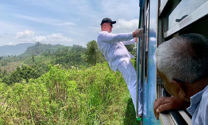 Экс-депутат Николаевского горсовета ради экстрима на ходу свесился из поезда на Шри-Ланке