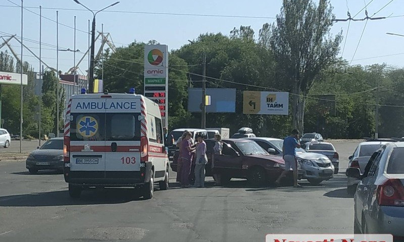 На Героев Сталинграда столкнулись два автомобиля, есть пострадавшие