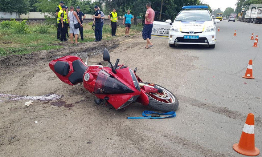 Авария при въезде в Николаев: мотоцикл «влетел» в припаркованный «КамАЗ», есть пострадавшие