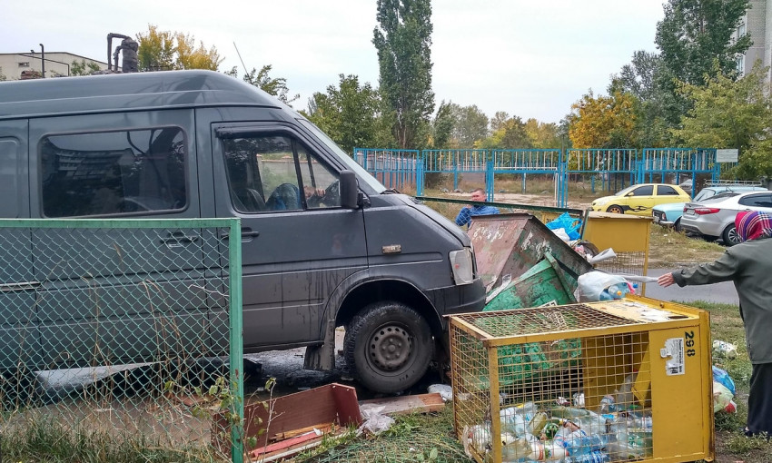 В Николаеве микроавтобус протаранил мусорные баки