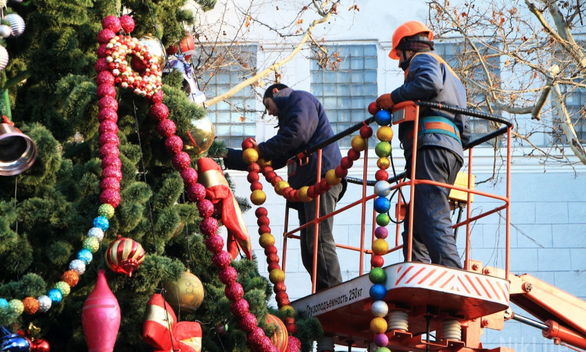 В Николаеве украсили сквер и нарядили вторую новогоднюю елку