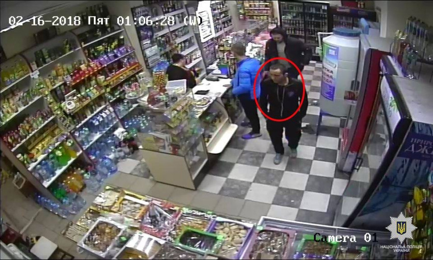 Полиция устанавливает личность грабителя: в магазине неизвестный сорвал с продавца золотые украшения