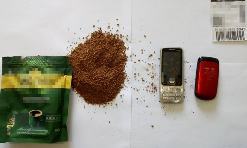 Одному из заключенных Снигиревской исправительной колонии в пачеке кофе попытались передать два мобильных телефона