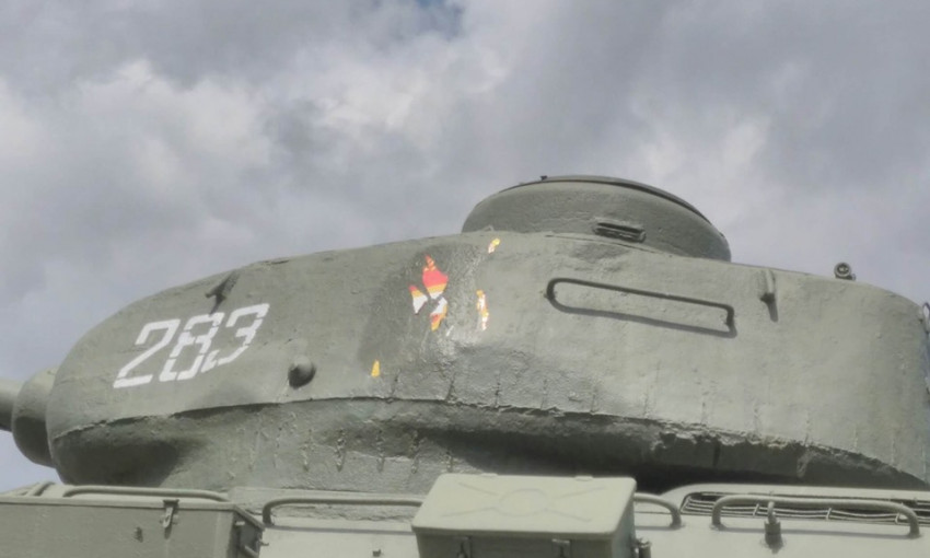 Неизвестные сорвали гвардейский знак с памятника воинам-танкистам