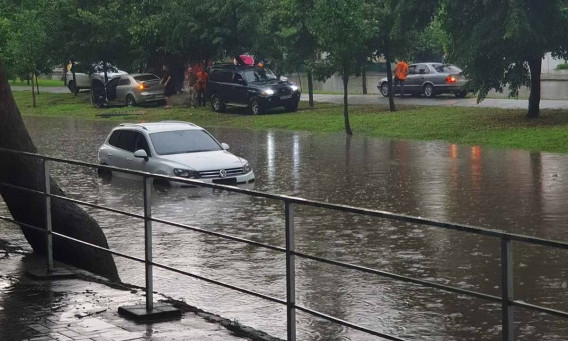 Сегодня в Николаеве – сплошь утонувшие автомобили и даже маршрутка (ВИДЕО)