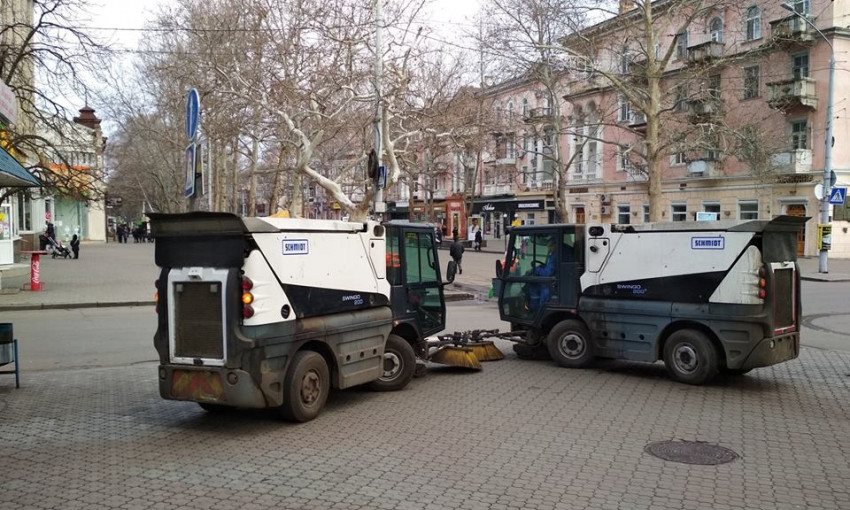Уборка по-европейски: центральные улицы Николаева стали убирать современные машины