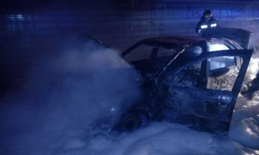 Ночью в Николаеве сгорело такси — таксист едва успел выскочить