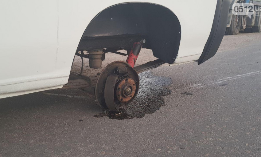 Авария на Баштанском шоссе: на ходу у микроавтобуса отлетело колесо