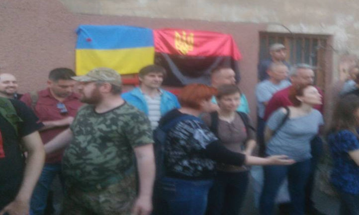 Николаевские активисты готовят коктейли Молотова на 9 Мая