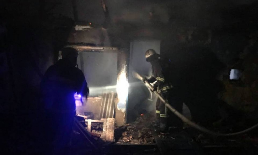 В Вознесенском районе спасатели  вывели из огня двух граждан