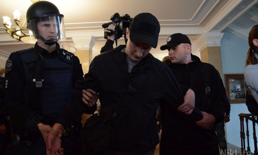 Николаевских депутатов «радикалы» облили фекалиями, а в ответ им угрожали пистолетом 