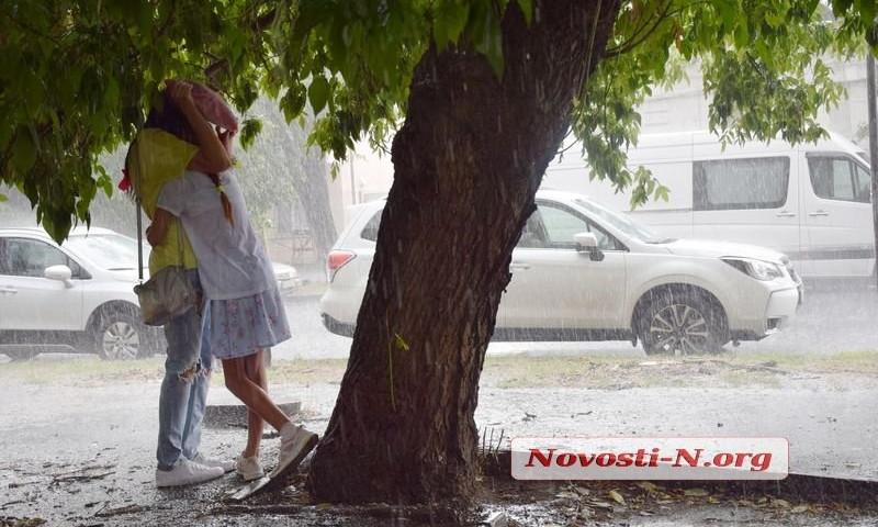 В Николаеве началась гроза с дождем и градом