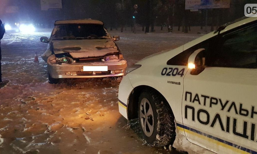На Богоявленском проспекте на заснеженной дороге столкнулись два автомобиля
