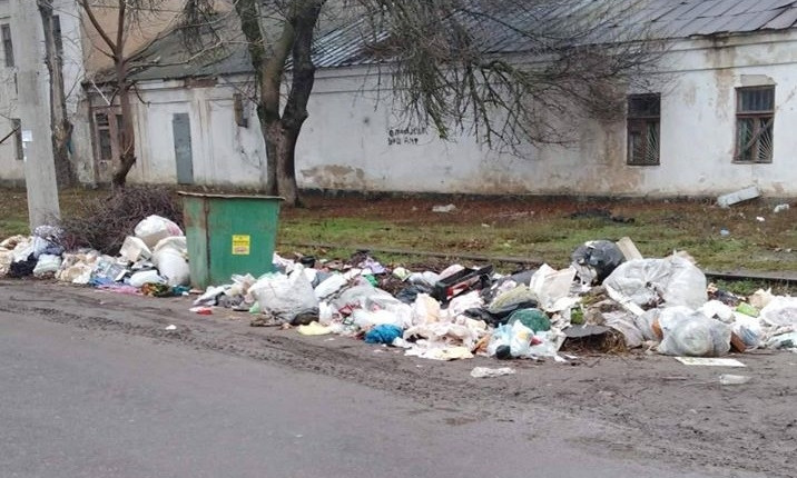 В большом микрорайоне Николаева установлен всего один мусорный контейнер