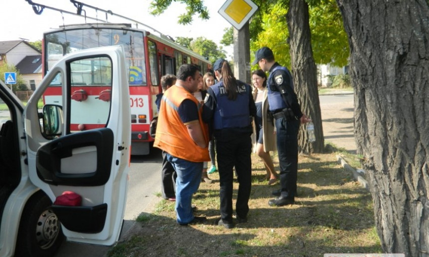 В центре города троллейбус сбил пенсионерку с ребенком