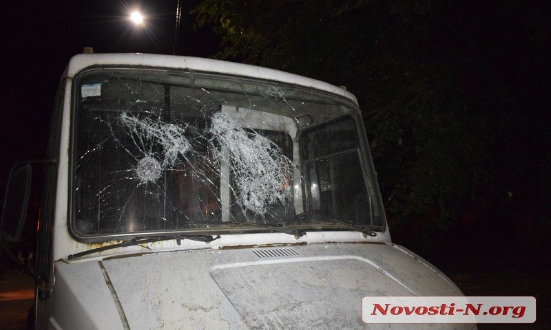 Житель Николаева на Террасной во дворе повредил два автомобиля и грузовик