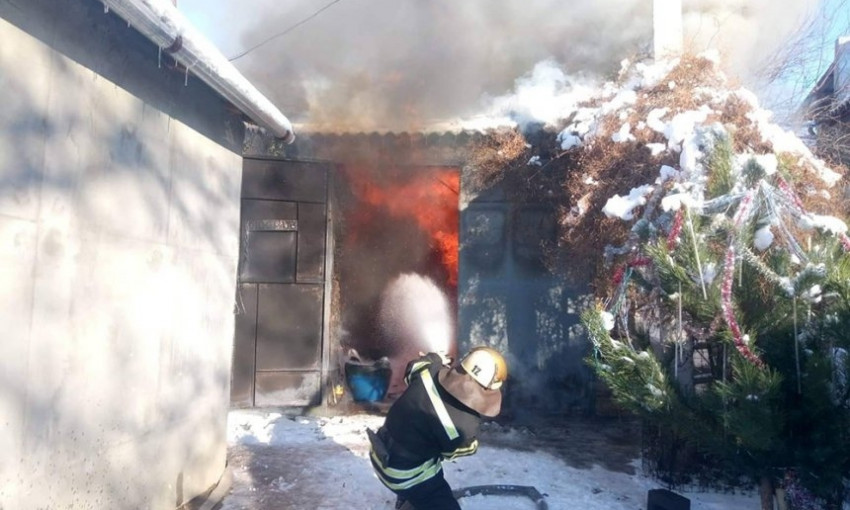 В Вознесенске произошел пожар, который охватил гараж и летнюю кухню