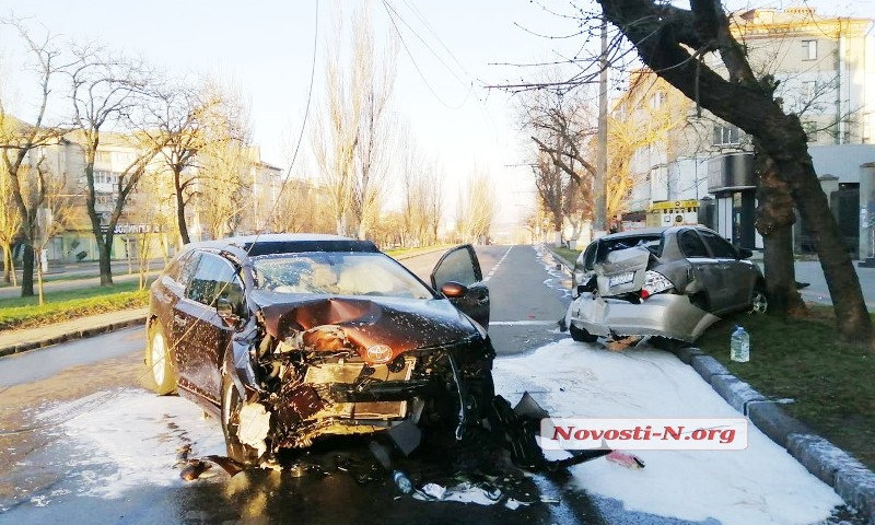 Перекрытый проспект, рухнувший столб и сгоревшее авто: в Николаеве подростки покатались на «Тойоте»