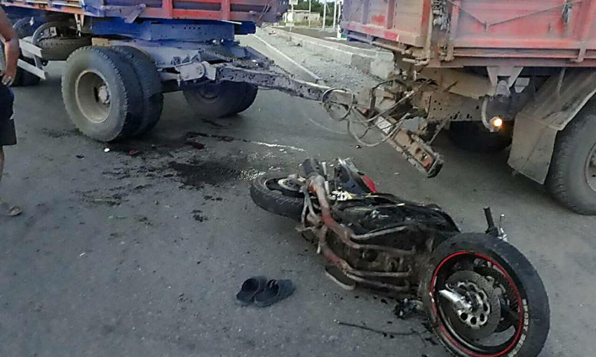 На Николаевщине мотоциклист влетел в фуру, которая ему преградила дорогу