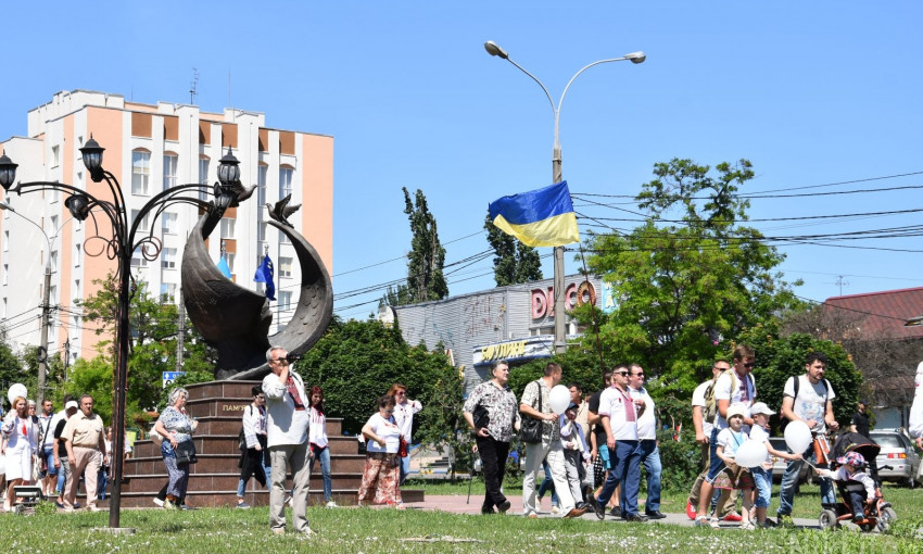 Сотни горожан в вышиванках прогулялись патриотическим маршем и украсили собой Николаев 