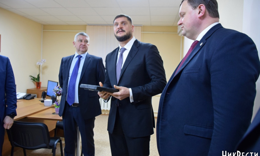 «Чем больше человек будет вспоминать о Боге, тем меньше будет делать зла» — губернатор Савченко подарил прокурору икону и Библию