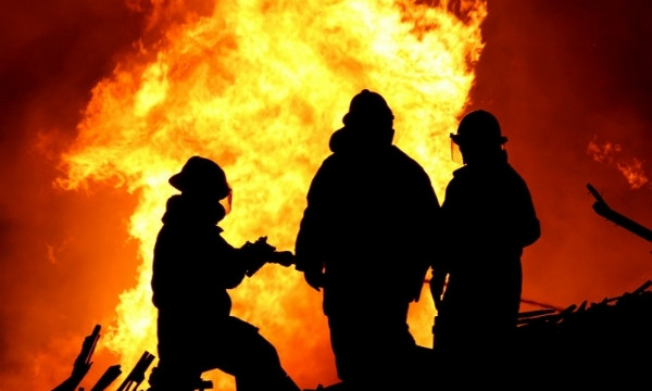 Во время пожара спасатели из огня вынесли женщину