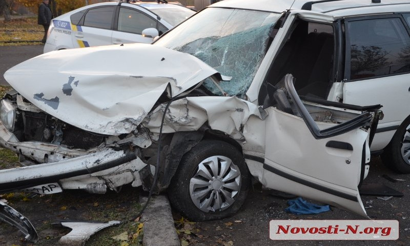 В Николаеве произошла авария. Столкнулись «Peugeot» и «Nissan»