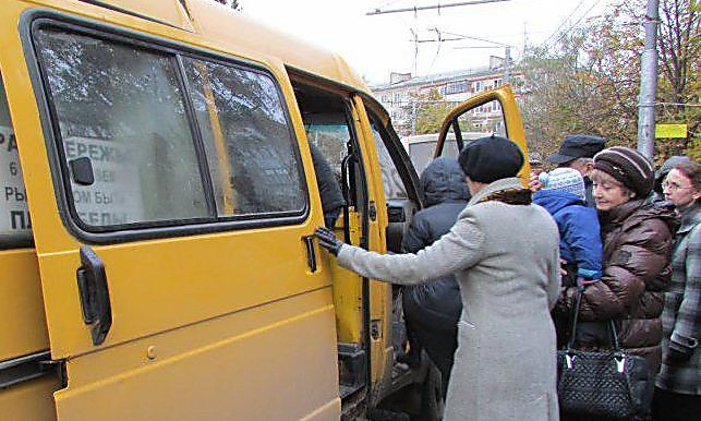 В Николаеве из маршрутки выпала женщина-пассажир, перевозчику предстоит выплатить пострадавшей 56 тысяч гривен