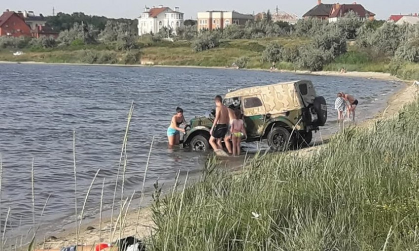 «Туристы» прямо на пляже устроили автомойку для своего внедорожника