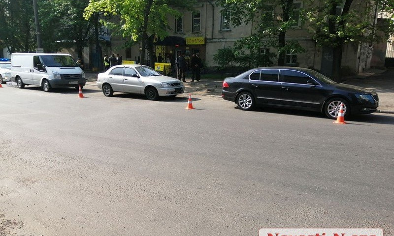 В Николаеве столкнулись два автомобиля и микроавтобус