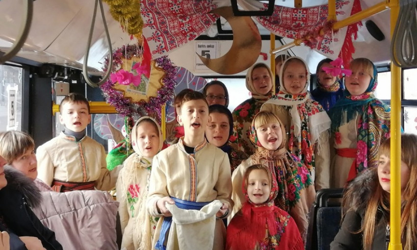 В Николаеве «святочный троллейбус» подарил пассажирам рождественскую атмосферу и хорошее настроение