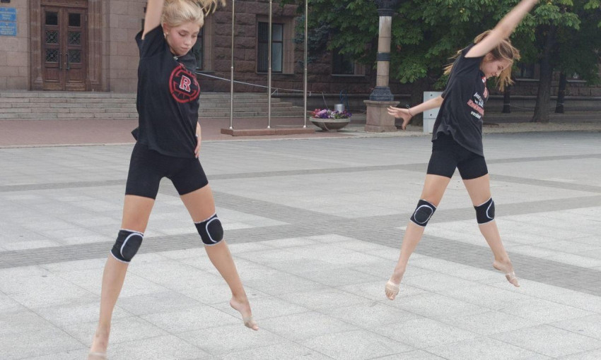 Dance Show на Соборной - две девушки зарядили николаевцев позитивом
