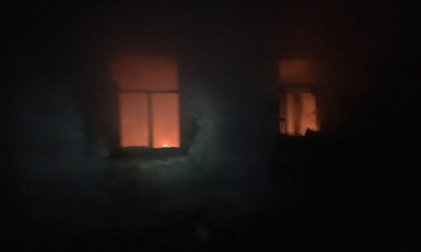 Люди заметили пожар в соседнем доме и сообщили спасателям